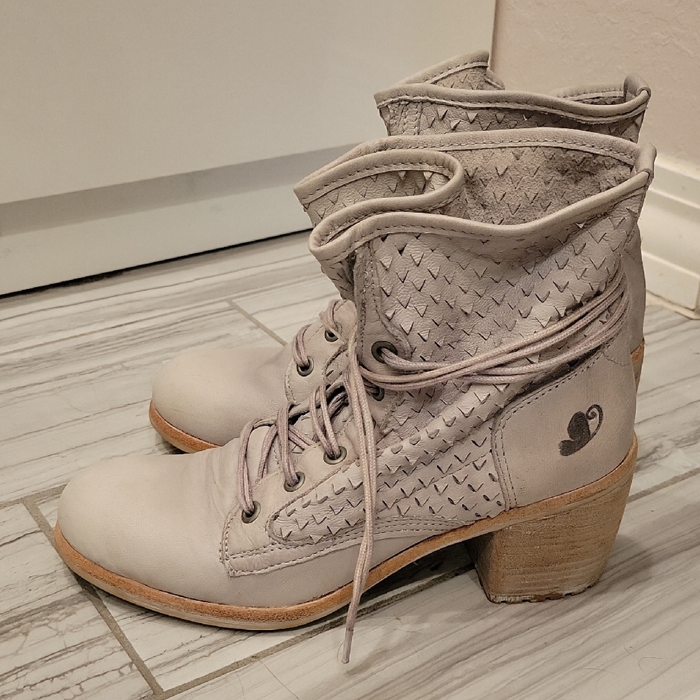 Women's Lace-Up Leather Boots